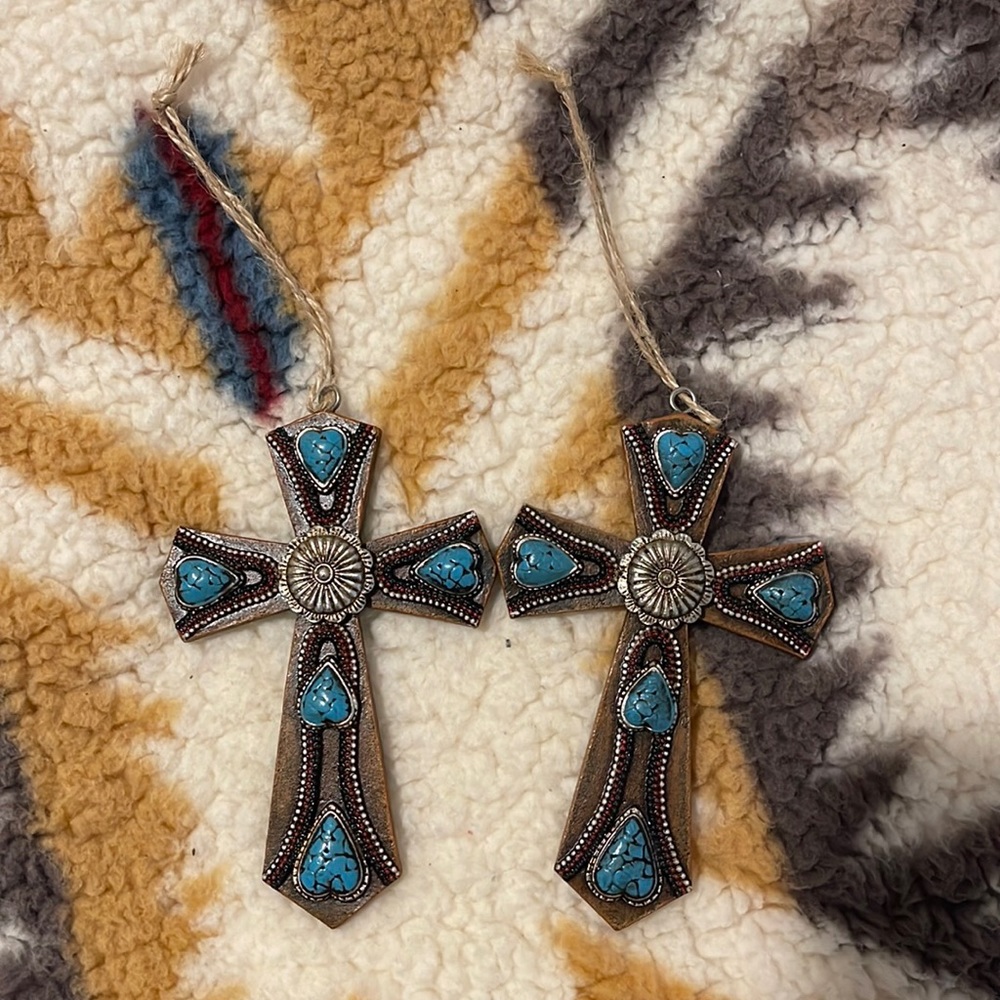 Mid-West ployresin Western Heart Shaped Turquoise Stones Cross